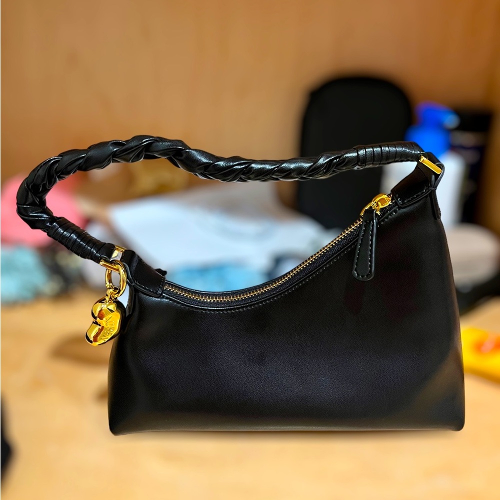 Aupen Nirvana Bag in Noir- as seen on Taylor Swift